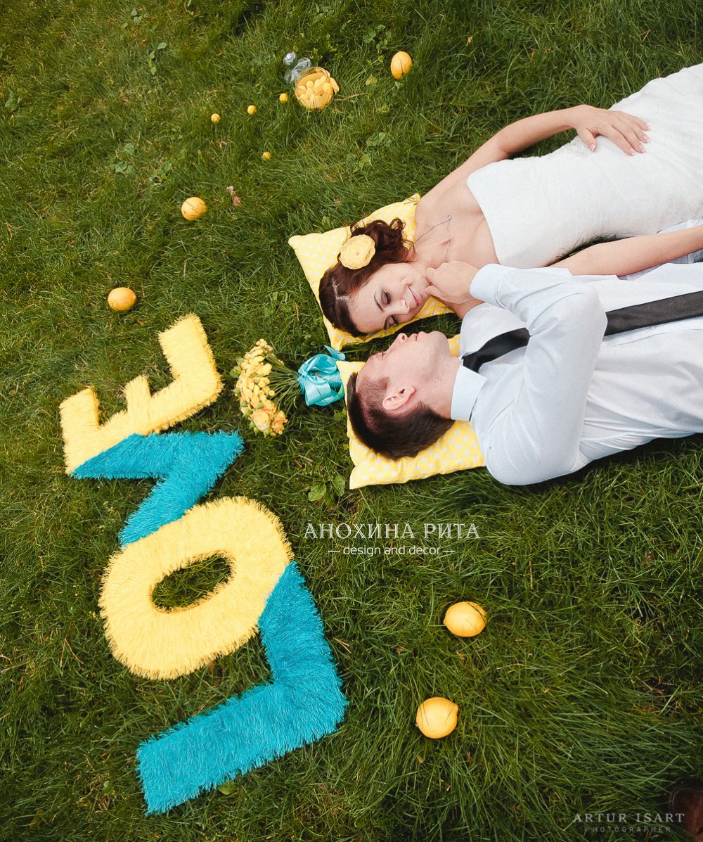 Изготовление аксессуаров для фотосессии: объемные буквы, подушечки, декоративные элементы в цвет свадьбы.