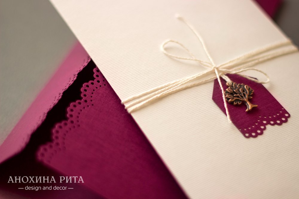 Свадебное приглашение цвета спелой вишни. Изготовлено из картона с имитацией тканевой фактуры с кружевными краями. Упакован в плотный конверт с текстурой "микровельвет" и задекорирован ярлычком с медной подвеской.