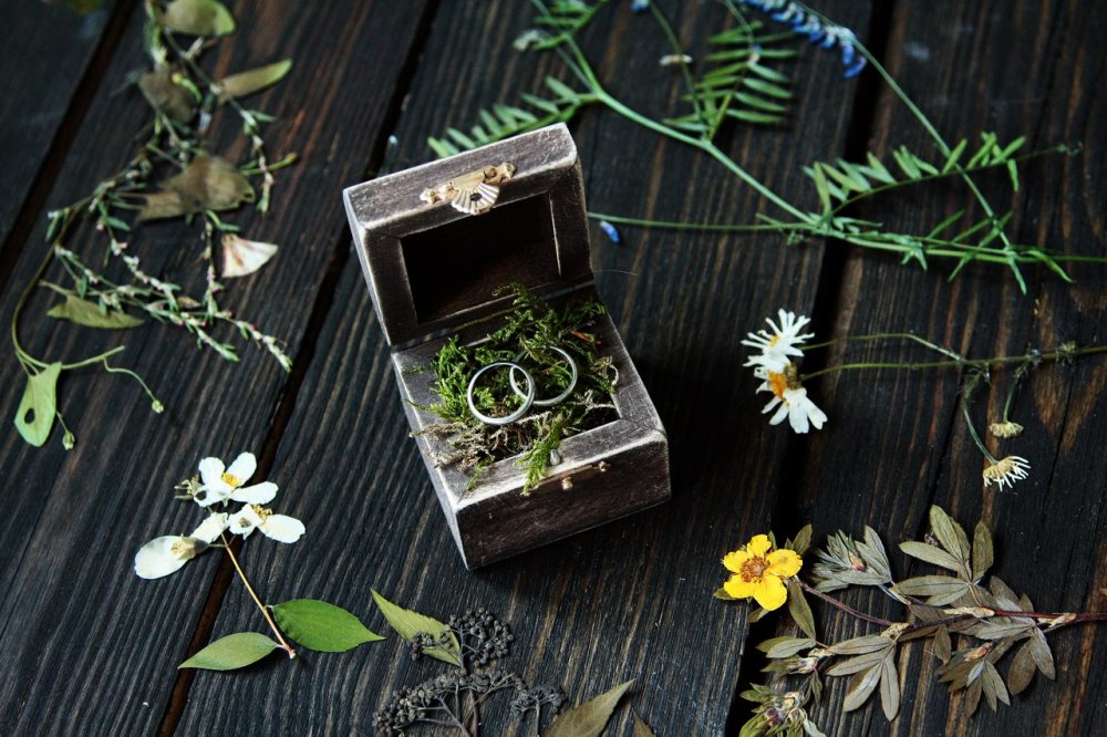 Шкатулка-малышка 6х6 см из массива липы! Декорирована в стиле эко-шик.