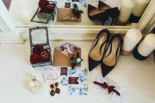 Пригласительное с цветочным рисунком и аксессуары невесты