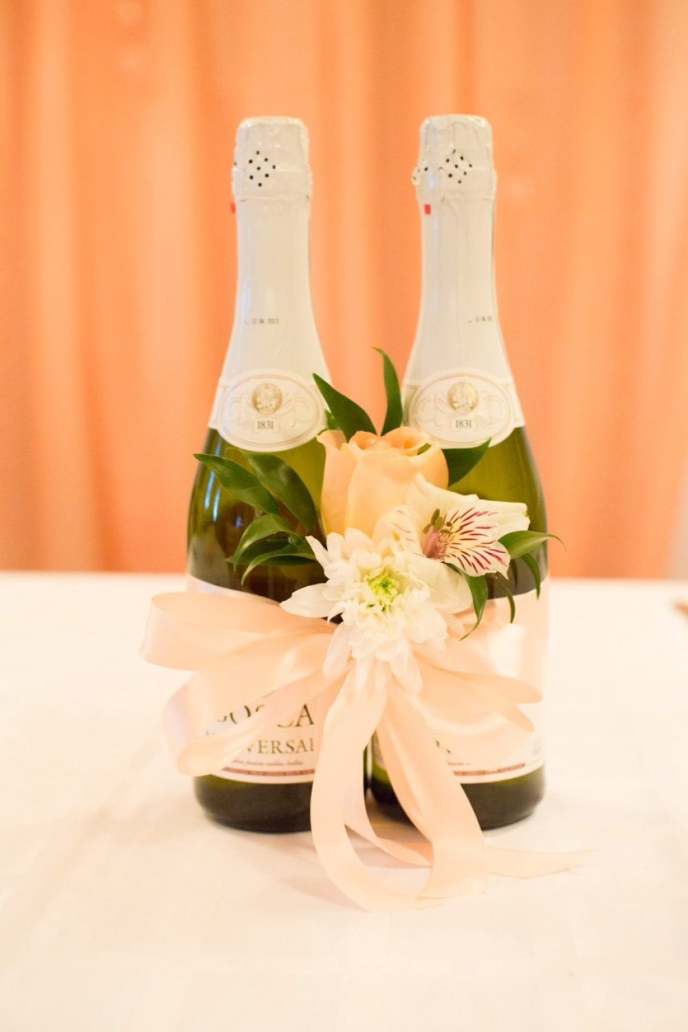 Стильный декор свадебного шампанского ручной работы заказать в Москве