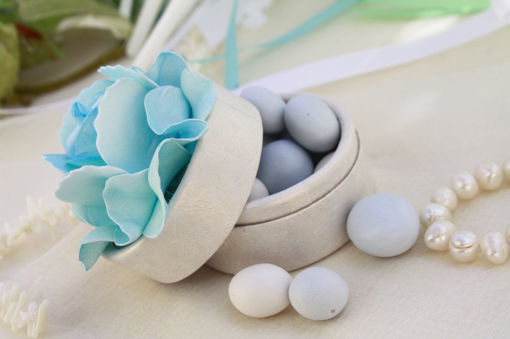 Бонбоньерка с нежным цветком