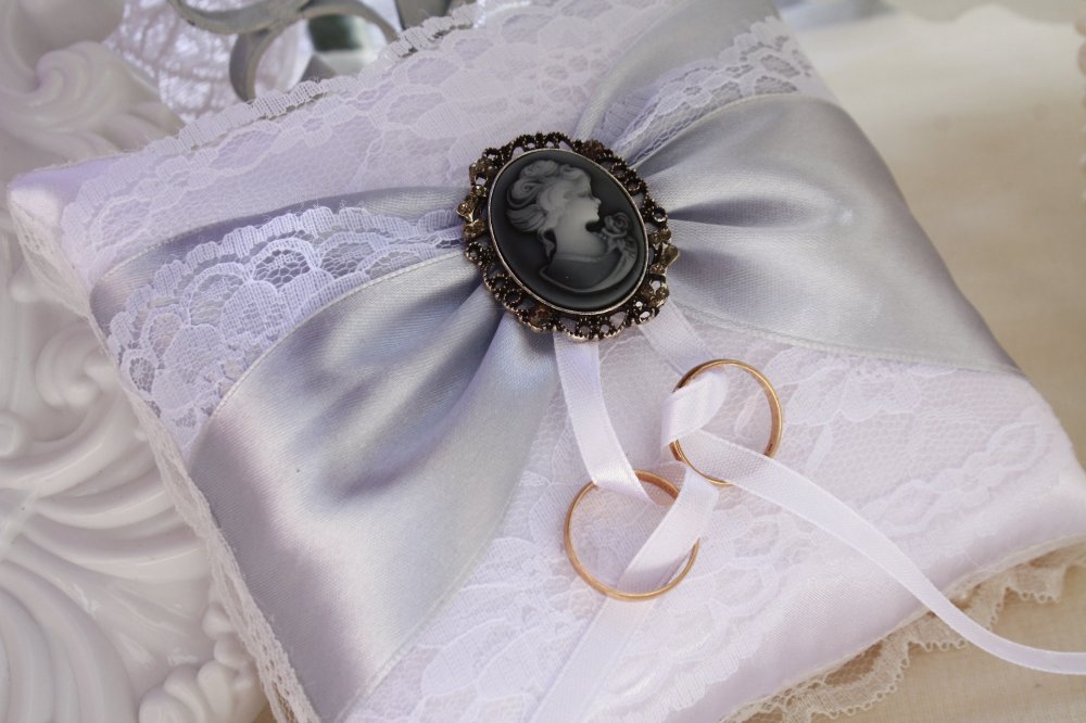 Подушечка Камея