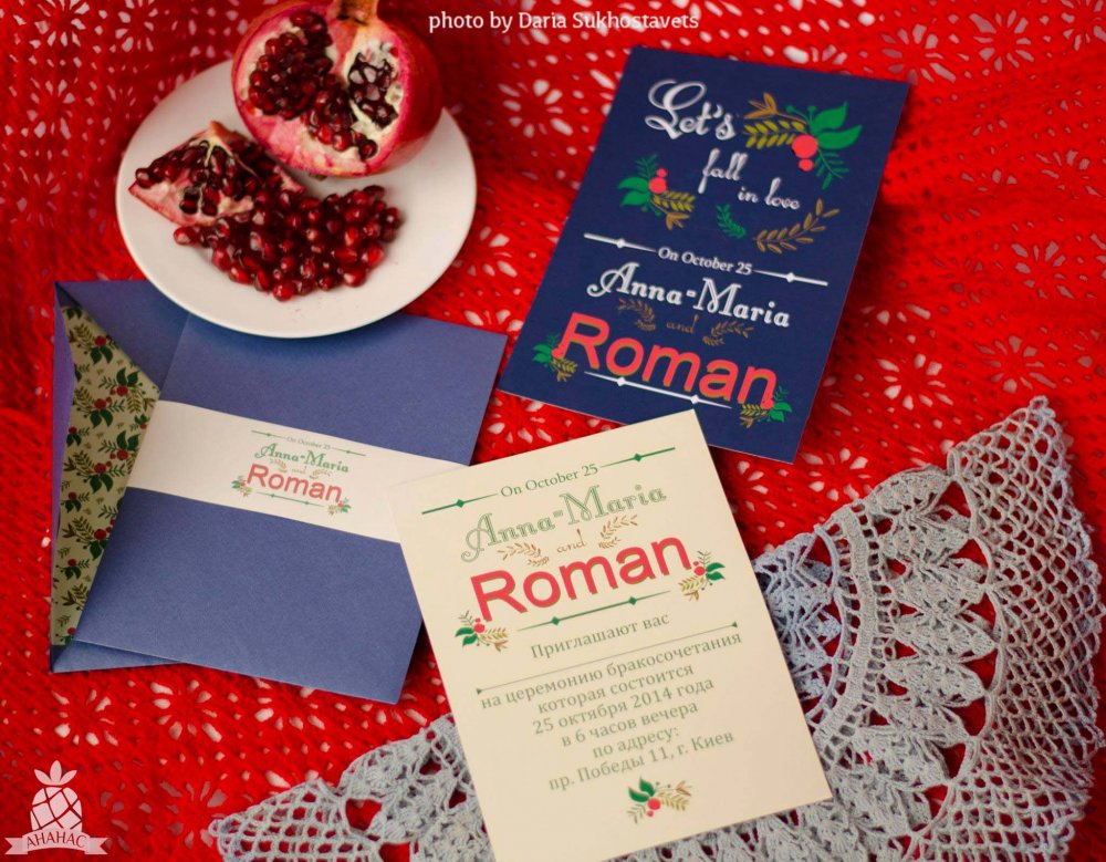 Пригласительный «Ягодно-осенний»

В комплект входит конверт с цветной подложкой и двухсторонняя карточка-приглашение, номерок на стол, именная карточка рассадки гостя, благодарственная карточка.

Материал: итальянский картон.

Застежка в виде ленты с инициалами. Материал: бумага.