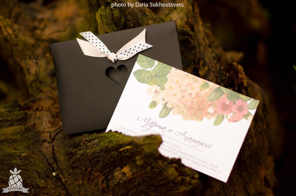 Пригласительный «Герань»

В комплект входит конверт с высечкой в виде сердечка и двухсторонняя карточка-приглашение с блестящим напылением, номерок на стол, именная карточка рассадки гостя, благодарственная карточка.

Материал: Итальянский картон — Мальмеро.