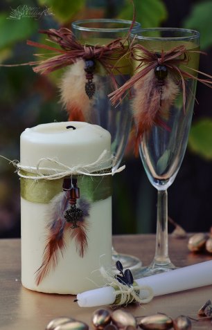 Лесная свадьба. Стильные детали, украшенные перьями