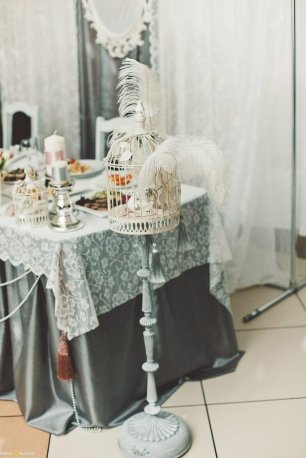 Винтажная клетка украшенная перьями