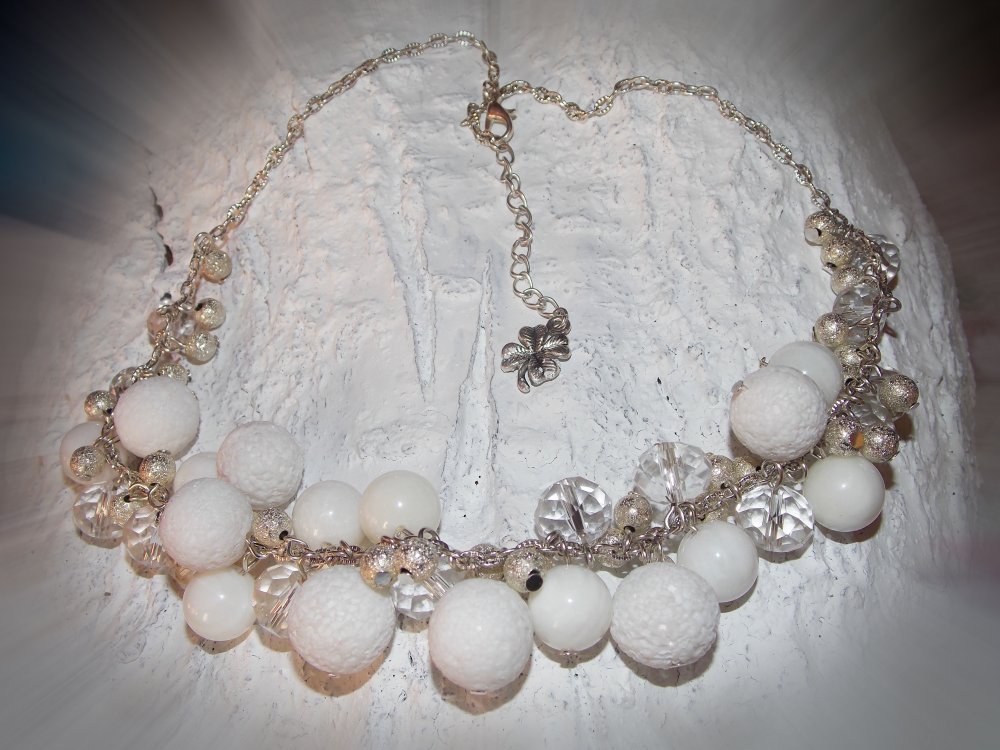 Цена в гривнах!!!

Колье - "снежные комочки".
Хрусталь, белый корал, полимерная глина, латунь.
Подвеска клевер -"на счастье"