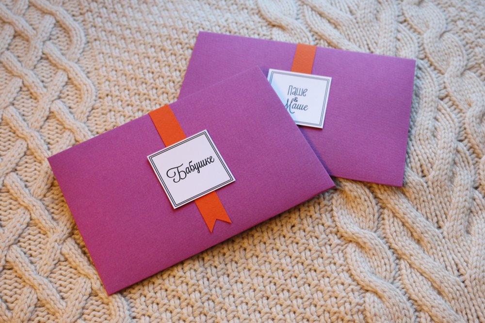 Красочные иллюстрации рассказывают о близких и важных для пары вещах и местах, а конверты выполнены в любимых цветах молодоженов. 
Хлопковая бумага, цифровая печать.