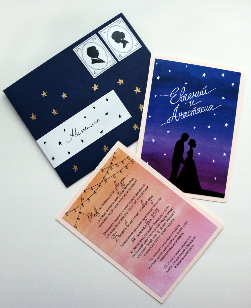Приглашения для пары (как и другая полиграфия) выдержаны в звездной тематике, а силуэты на них - реальные профили невесты и жениха. отрисованые художником.
Хлопковая бумага, цифровая печать, акриловая краска.