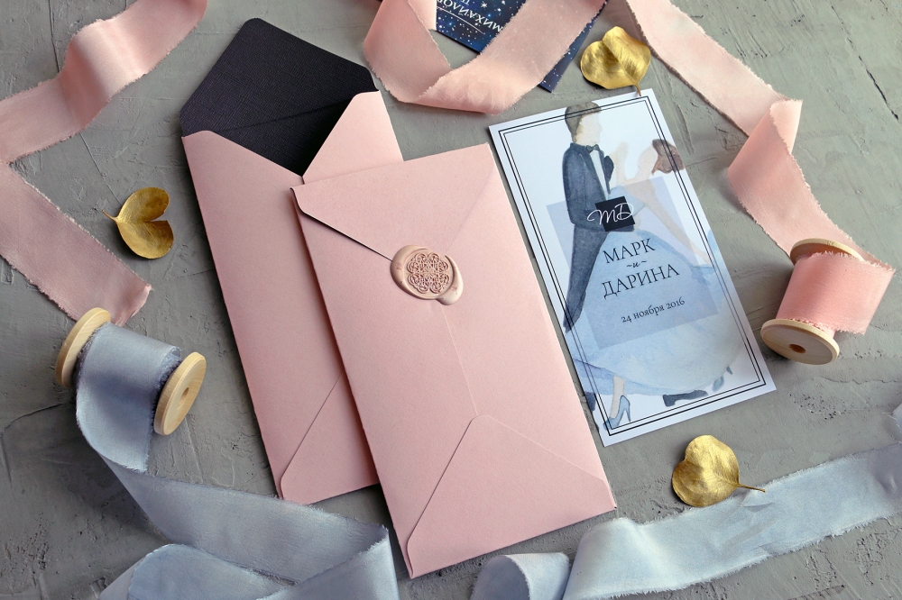 Конверты из дизайнерской бумаги с сургучной печатью с изящным оттиском и нежные акварельные пригласительные — элегантный дуэт для зимней свадьбы