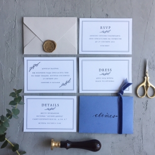 Маленькие конвертики двух цветов — бледно-голубой и молочно-белый, а внутри целая коллекция карточек-открыток на фактурной бумаге: само приглашение, dress code, rsvp, детали