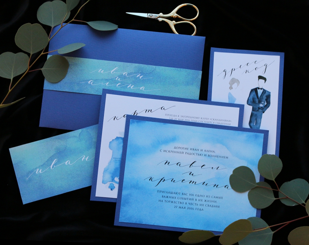 Сочетание глубинного синего цвета, каллиграфии и акварели позволили создать нежные и романтичные приглашения на свадьбу