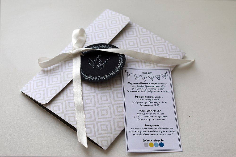 Сдержанное и лаконичное приглашение снаружи, яркое и озорное внутри для яркого тандема Ульяны и Дмитрия. 
Дизайнерская бумага, хлопковая бумага, атласная лента, тушь, цифровая печать.