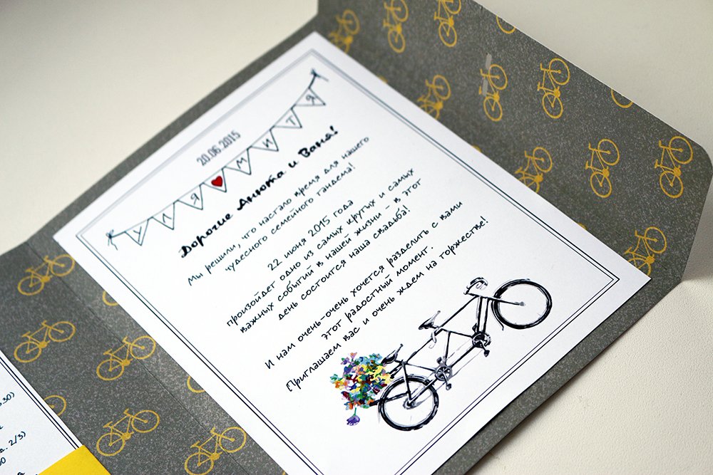 Сдержанное и лаконичное приглашение снаружи, яркое и озорное внутри для яркого тандема Ульяны и Дмитрия. 
Дизайнерская бумага, хлопковая бумага, атласная лента, тушь, цифровая печать.