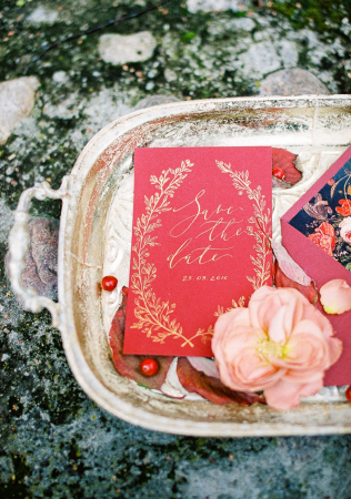 цвет свадьбы 2019, свадьба в красном цвете, свадьба в бордовом цвете, полиграфия FLOWERS FOR LOLA