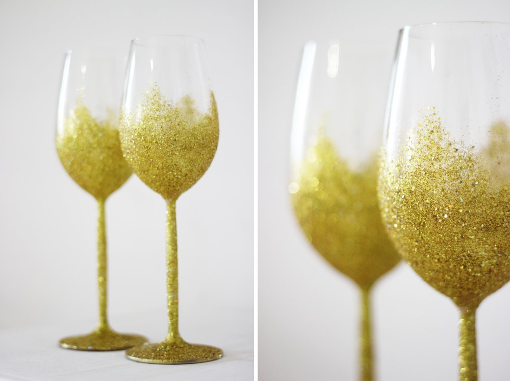 Бокалы Schott Zwiesel украшены золотым глиттером.