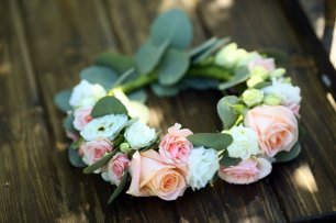 Нежный венок из роз, эустомы и эвкалипта