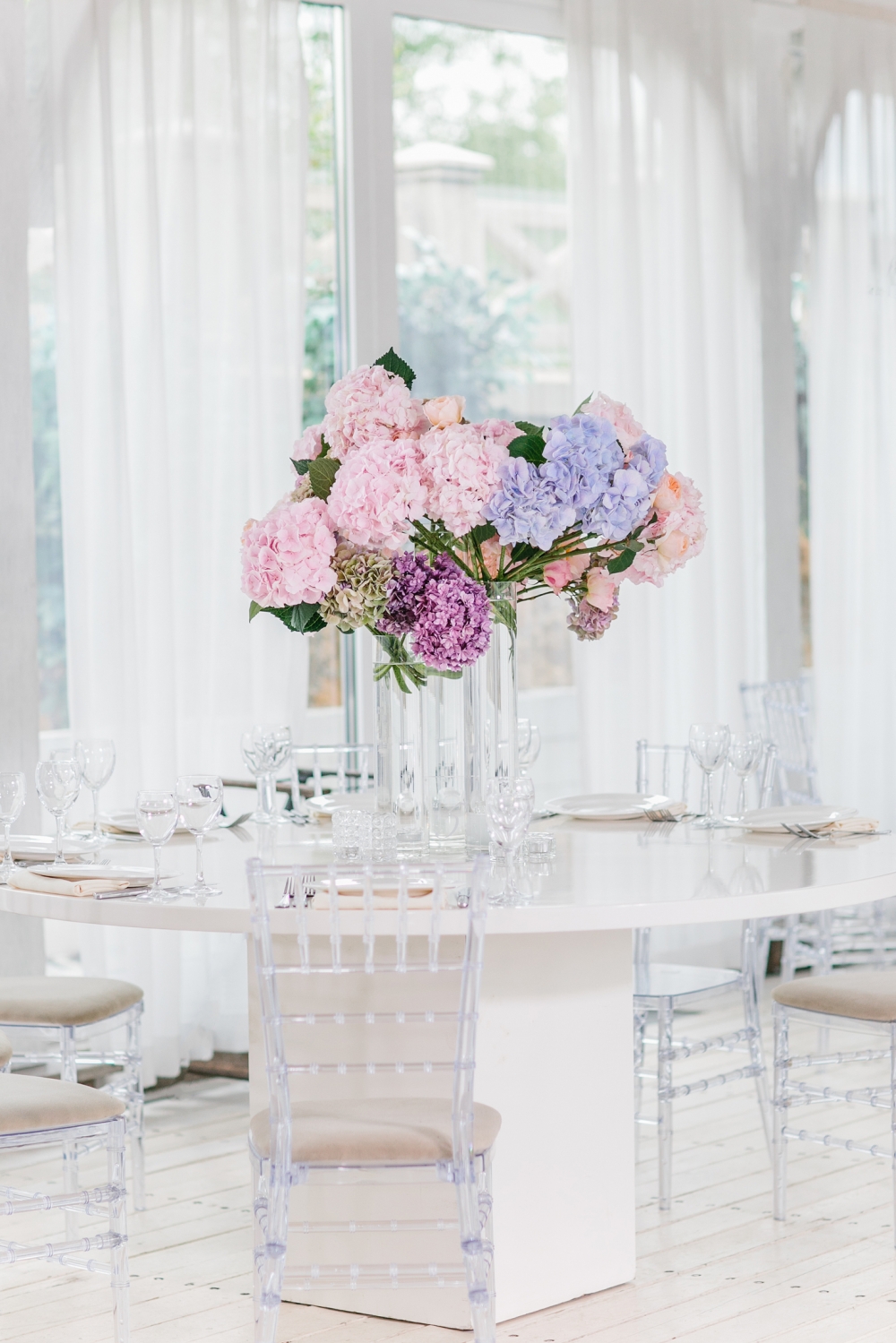 Нежный декор для романтичной невесты от Maria German Decor. Зал утопал в цветах пастельных оттенков, столы украсили лаконичными композициями из гортензии и роз, а место церемонии на берегу озера  - оформили инсталляцией из каркасных кубов и живых цветов.
