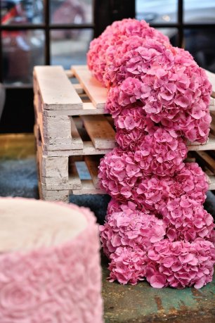 Пышный цветочный раннер на столу