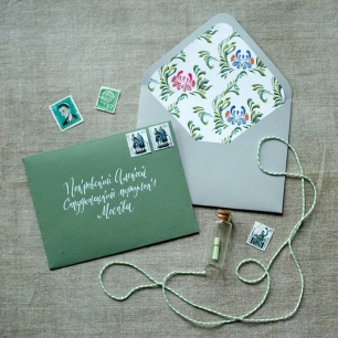 Болотно-зеленые конверты и светло-серые. Вкладки решают!