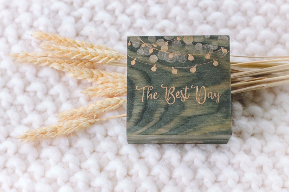 Коробочка для колец "Rustic. The Best Day" 

Шкатулка сделана из сосны, поэтому имеет очень красивую текстуру и пахнет лесом. Петли сделаны в виде маленьких шариков, что тоже добавляет очарования!

Эта шкатулка идеальна для свадьбы в стиле Рустик. 