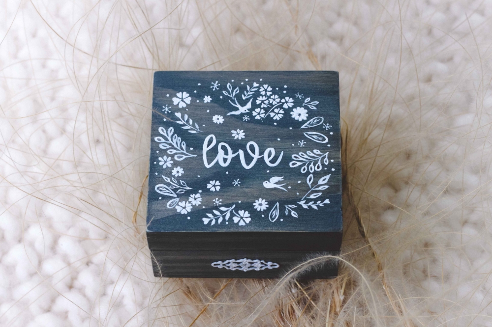 Коробочка для колец "Rustic. Love" 

Шкатулка сделана из сосны, поэтому имеет очень красивую текстуру и пахнет лесом. Петли сделаны в виде маленьких шариков, что тоже добавляет очарования!

Эта шкатулка идеальна для свадьбы в стиле Рустик. 