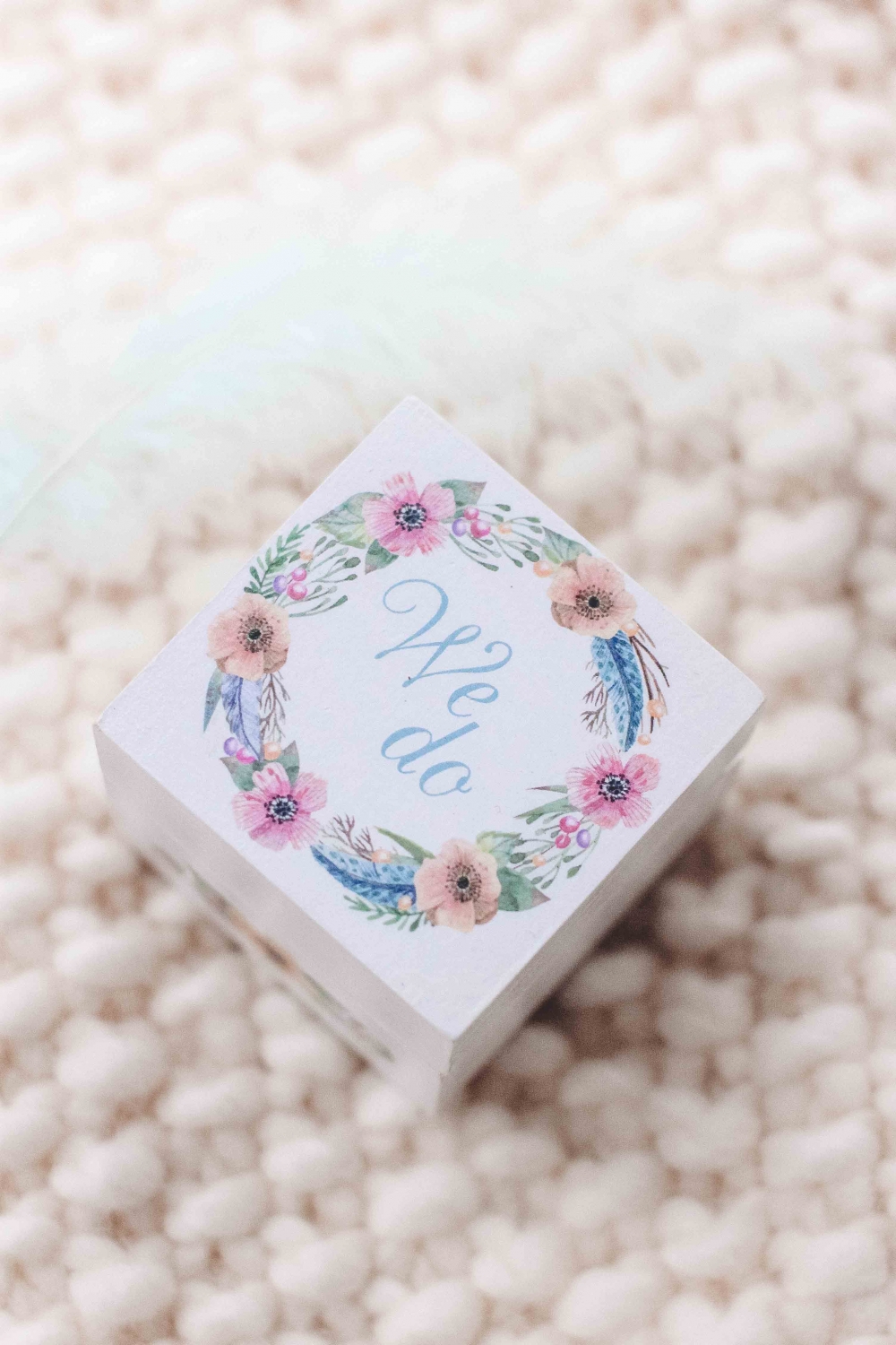 Свадебная шкатулка для обручальных колец We Do от мастерской Авторский Киоск

Размер 6х6см, высота 5,5см
Натуральное дерево, роспись
Внутри соломка или подушечка.