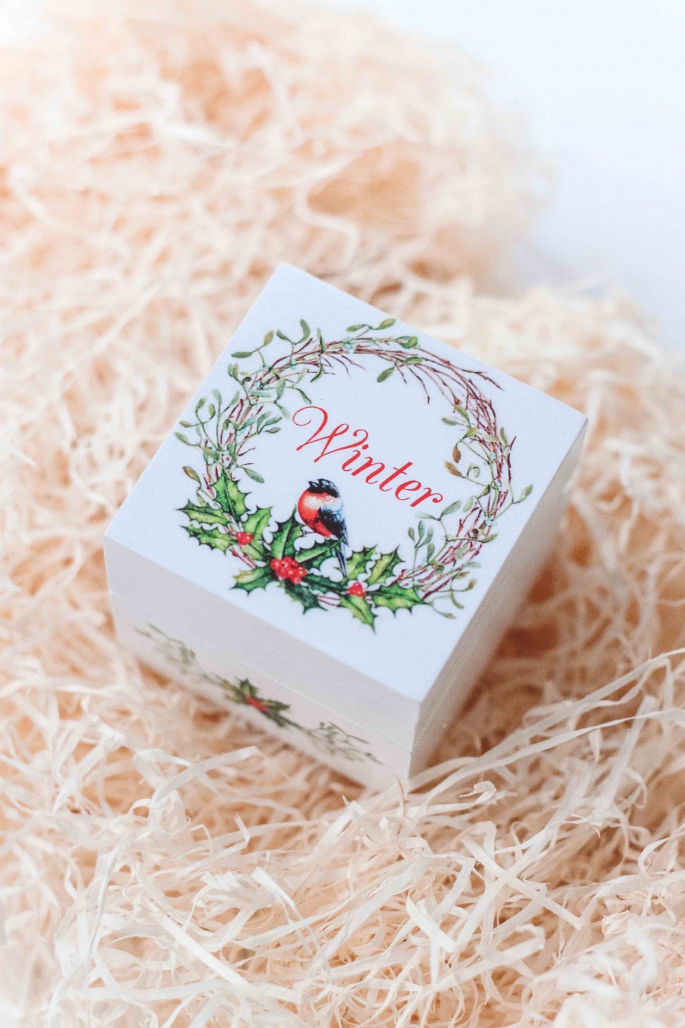 Свадебная шкатулка для обручальных колец Winter от мастерской Авторский Киоск

Размер 6х6см, высота 5,5см
Натуральное дерево, роспись
Внутри соломка или подушечка.