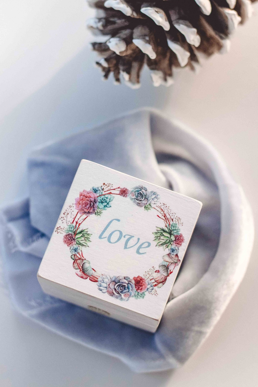 Свадебная шкатулка для обручальных колец от мастерской Авторский Киоск

Размер 6х6см, высота 5,5см
Натуральное дерево, роспись
Внутри соломка или подушечка.