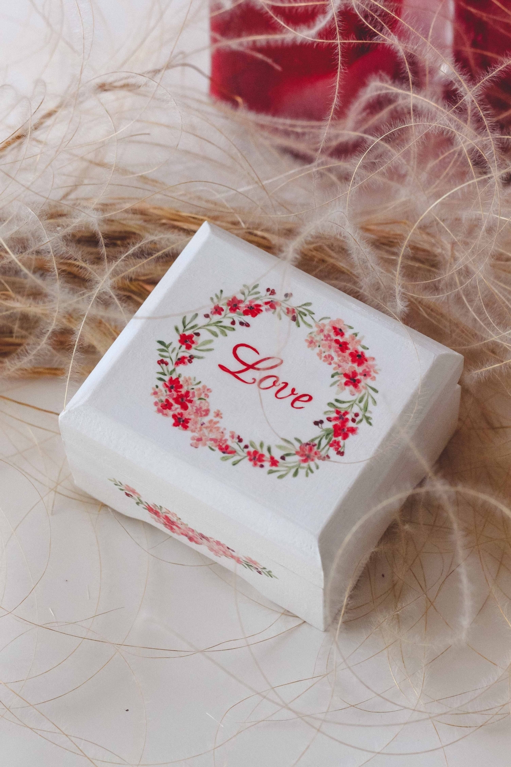 Свадебная шкатулка для обручальных колец от мастерской Авторский Киоск

Размер 9х8см, высота 5см
Натуральное дерево, роспись
Внутри соломка или подушечка.