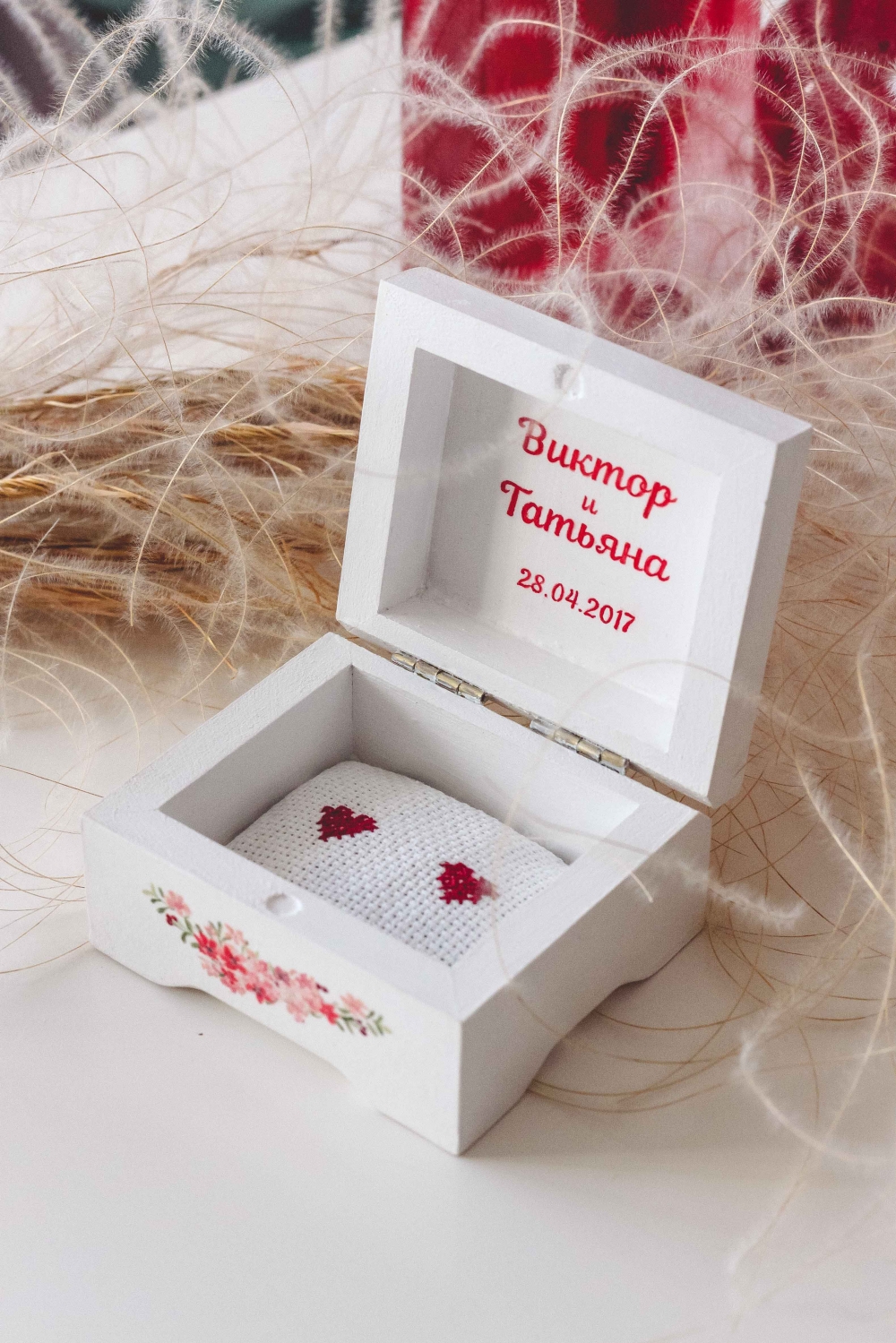 Внутри имена и дата свадьбы. Подушечка с вышивкой