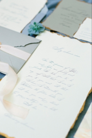 Пригласительные с неровным краем и золочением