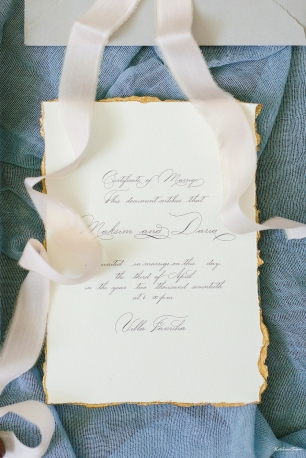 Пригласительный с неровным краем и золочением