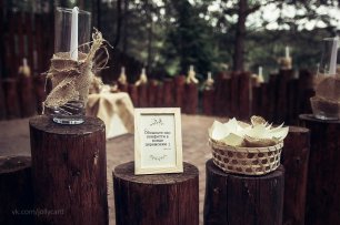 Аксессуары для свадьбы: кулечки для конфетти и указательные рамки