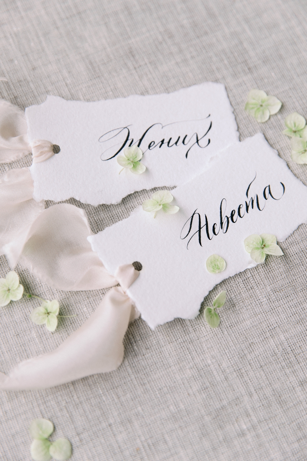 Карточки для пары молодоженов и их гостей.
Рукописная каллиграфия, акварельная бумага и шелковые ленты. Красота в простоте!
Шелковые ленты от  Paperie