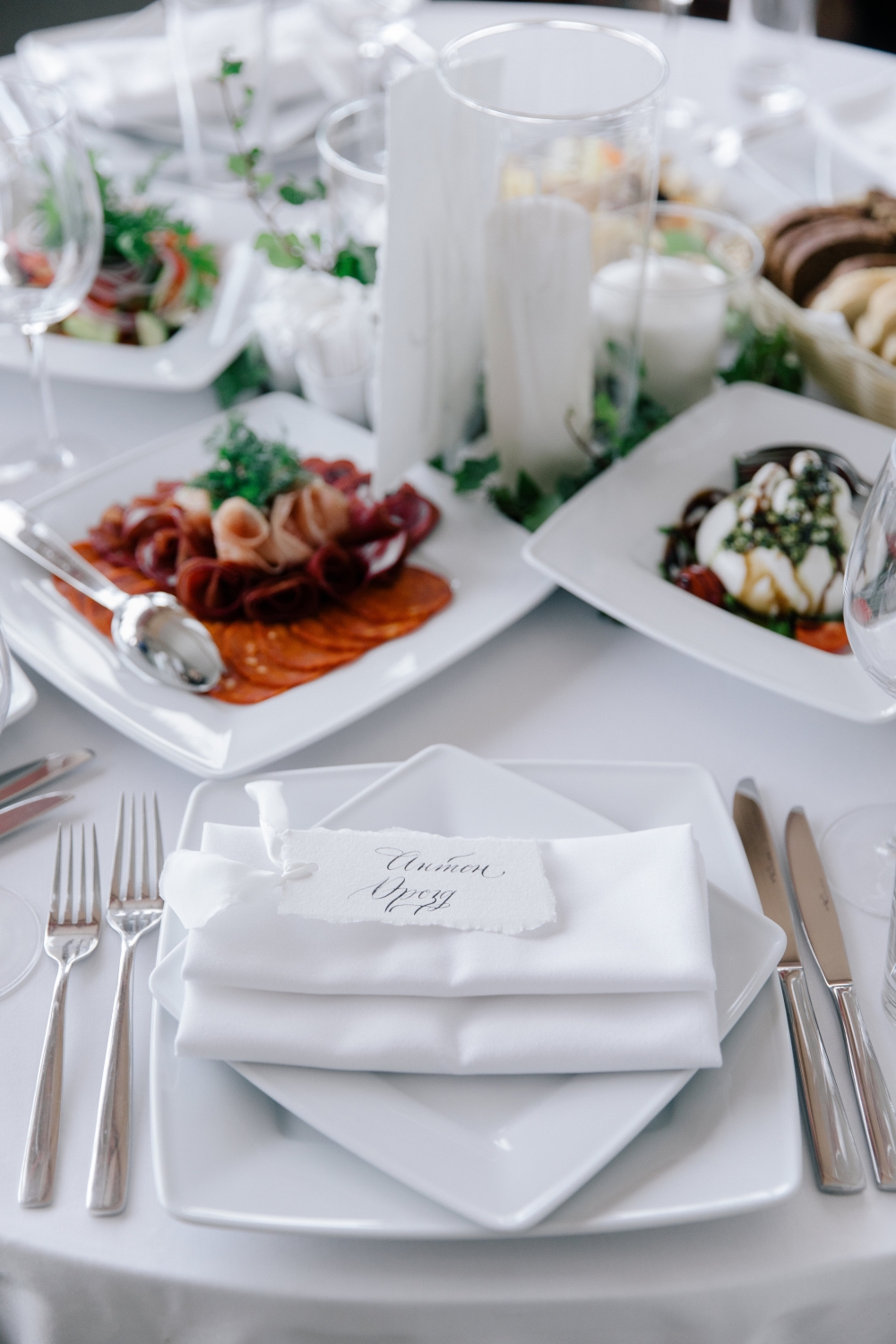 Карточки для пары молодоженов и их гостей.
Рукописная каллиграфия, акварельная бумага и шелковые ленты. Красота в простоте!
Шелковые ленты от Paperie