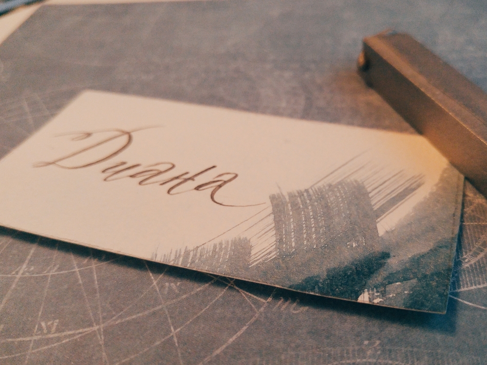 Карточка гостя или банкетная карточка с художественным тонированием акварелью и рукописной каллиграфией. Серия "Снежная королева"