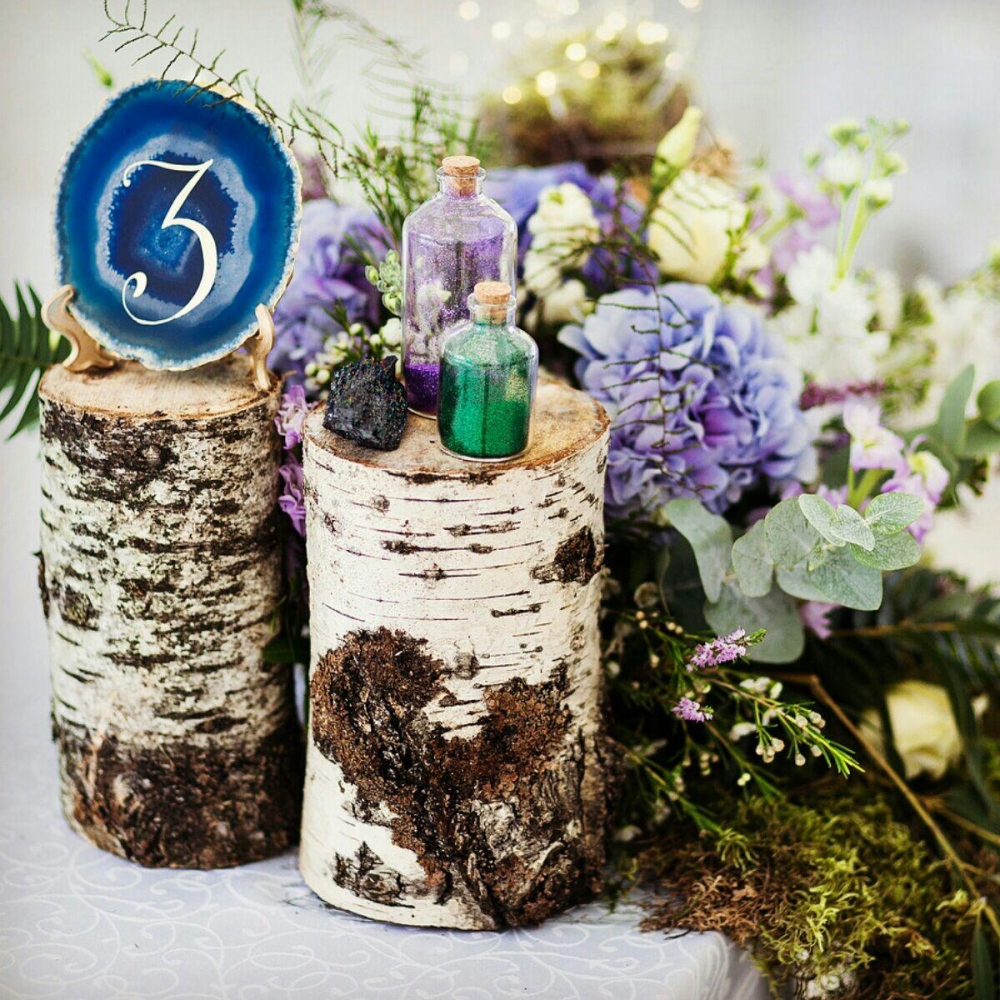 Оригинальность композиции на столе этой сказочной свадьбы была дополнена номерами столов, написанными каллиграфией на срезах агата.