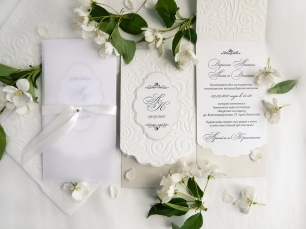 Приглашение «Райский сад». Материалы: дизайнерская бумага (Италия),  стразы. Цвет бумаги возможен любой. Размер: 100х195 мм. Дополнительно можно заказать конверт с открытым краем из кальки.