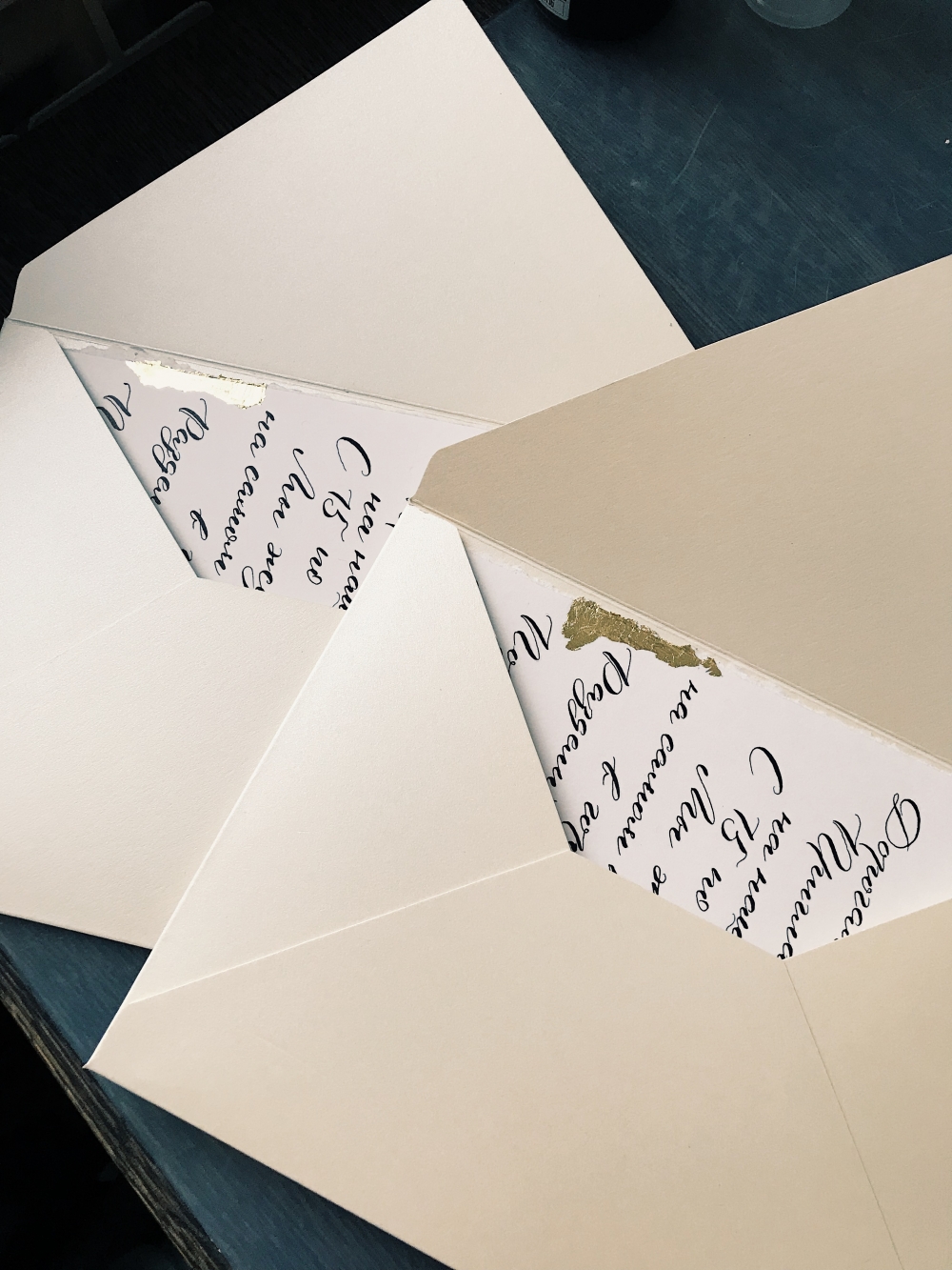 Каллиграфия для свадьбы Александра и Олеси.
15,16,17 февраля. г.Сочи.
организатор: свадебное агентство Almostmarried
Полностью ручная работа, золочение поталью