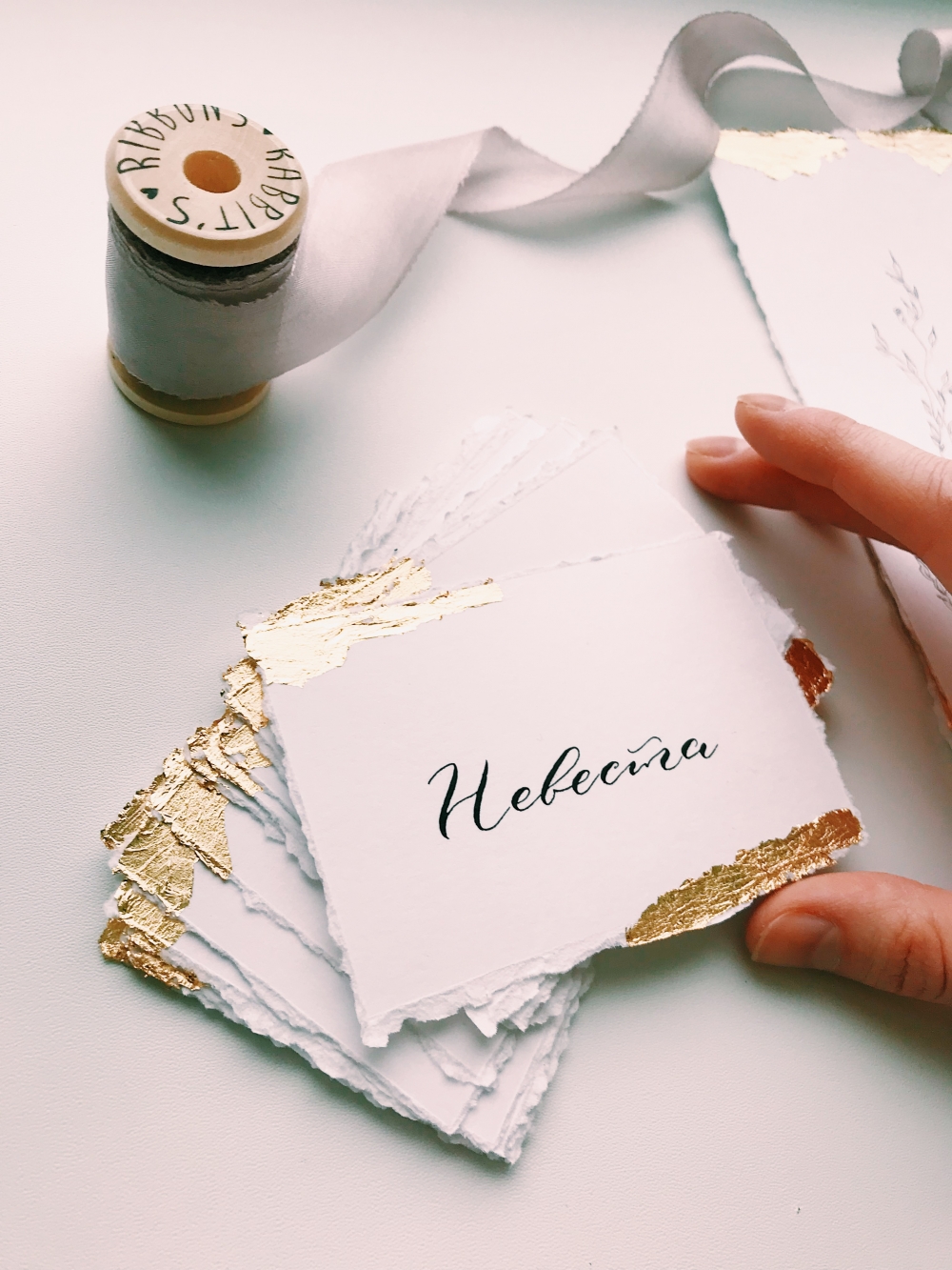 Каллиграфия для свадьбы Александра и Олеси.
15,16,17 февраля. г.Сочи.
организатор: свадебное агентство Almostmarried
Полностью ручная работа, золочение поталью