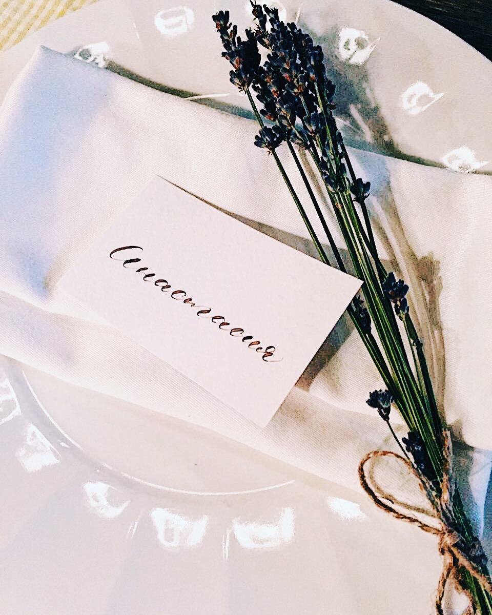 Рассадочные карточки для званного ужина.
Индивидуальный заказ