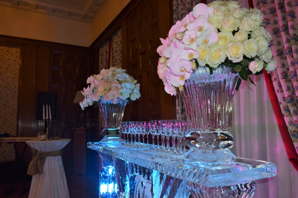 Ледяной бар с вазами для подачи шампанского на свадебном торжестве.