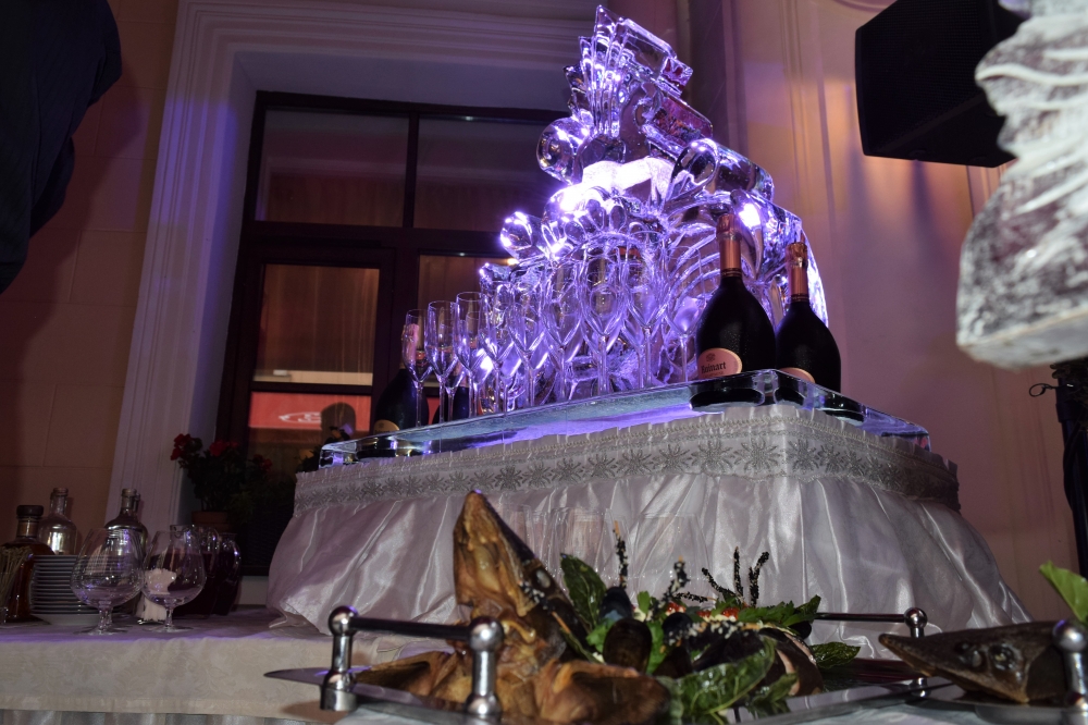 Подача и охлаждение шампанского на ледяных дисплеях.