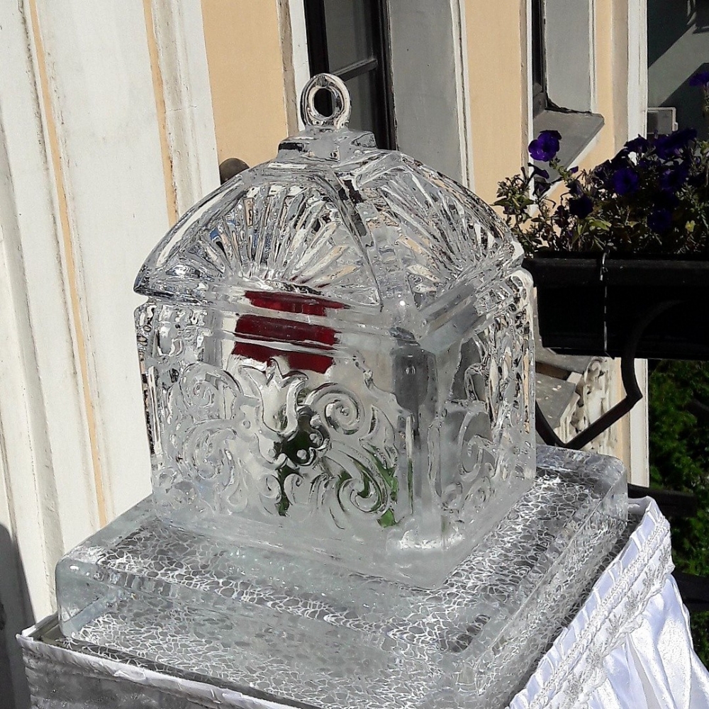 Ледяной ларец с живой розой на выкупе невесты.