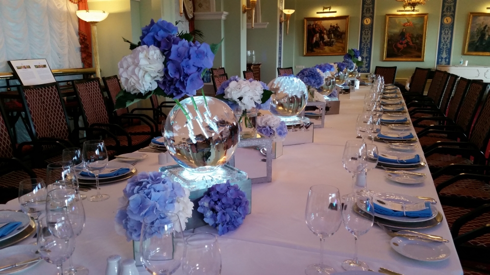 Декор свадебного стола ледяными шарами-вазами с гортензией. Невероятной красоты и нежности союз льда и цветов