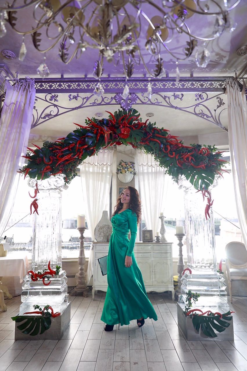 Ледяная арка с перцами на выездной регистрации брака