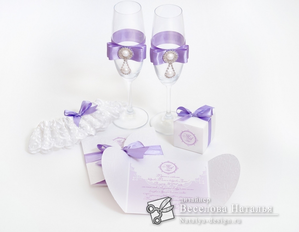 Приглашения на свадьбу, бокалы ,номерки на столы и рассадочные карточки, помогут вашим гостям моментально ориентироваться в банкетном зале.
