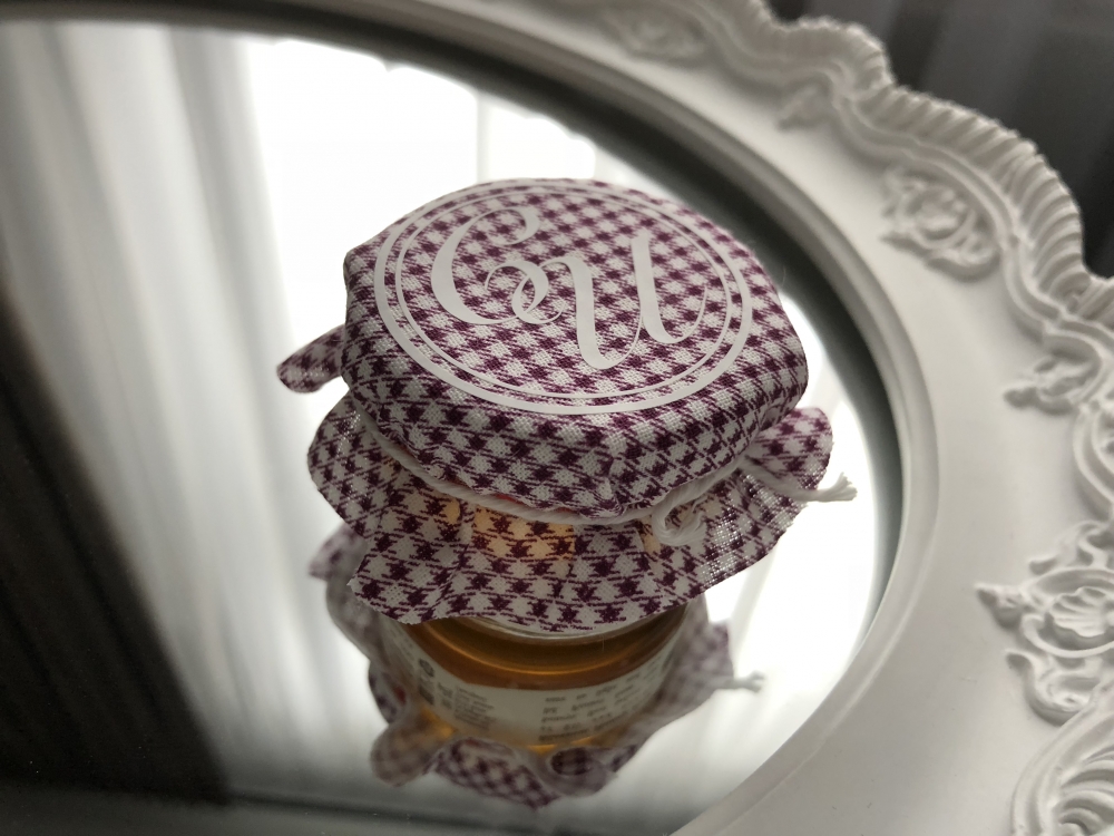 Комплимент гостю может быть полезным или бесполезным. Наш - чертовски хорош по всем фронтам. А Ваши свадебные инициалы и монограммы станут безупречным дополнением вкусного подарка.